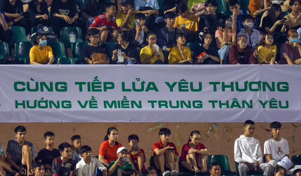 Quả bóng Vàng Việt Nam cùng nhau tiếp lửa yêu thương đến đồng bào miền Trung ảnh 2