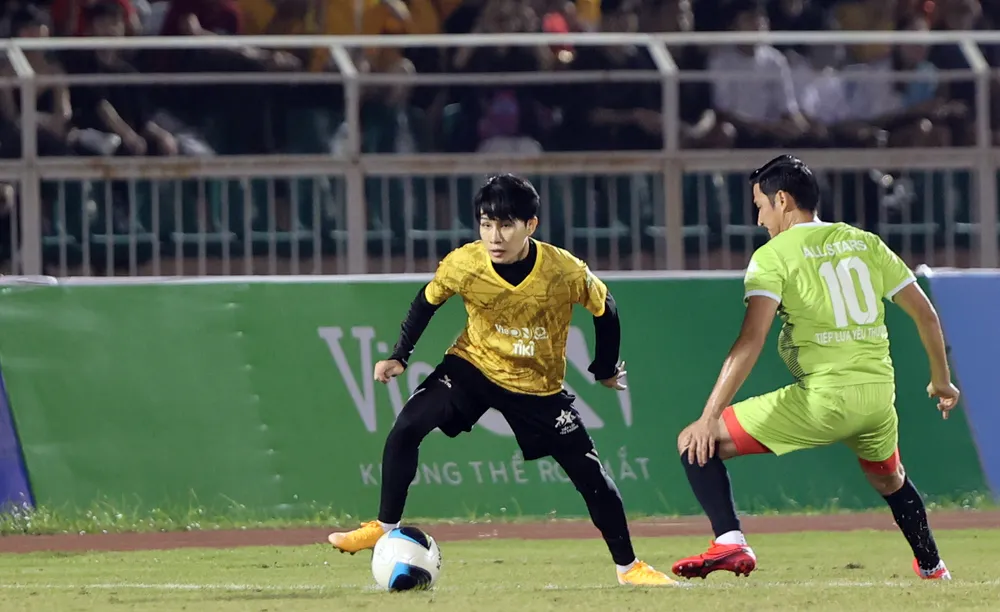 Quả bóng Vàng Việt Nam cùng nhau tiếp lửa yêu thương đến đồng bào miền Trung ảnh 1