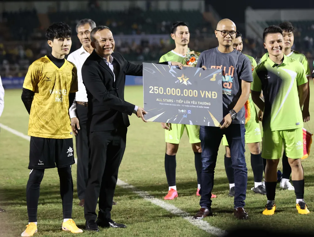 Quả bóng Vàng Việt Nam cùng nhau tiếp lửa yêu thương đến đồng bào miền Trung ảnh 5