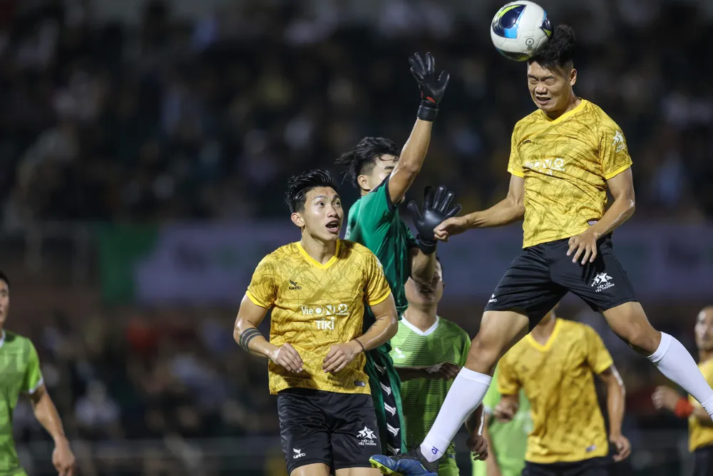 Quả bóng Vàng Việt Nam cùng nhau tiếp lửa yêu thương đến đồng bào miền Trung ảnh 4