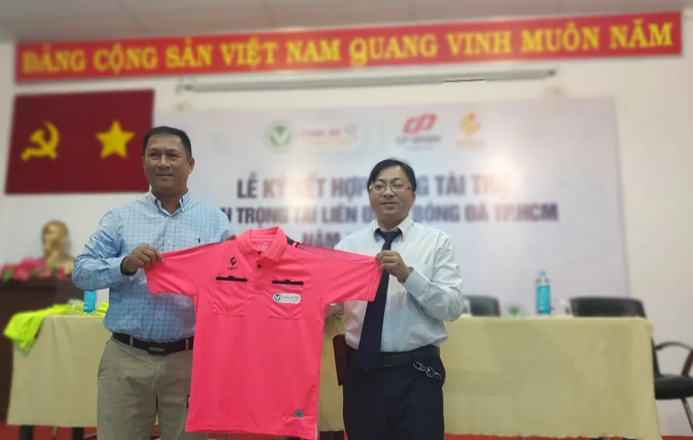 Trọng tài TPHCM được tài trợ trang phục trong 2 năm ảnh 2