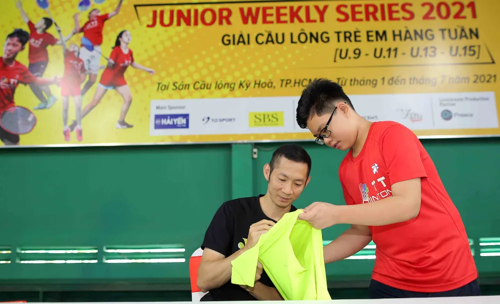 Nguyễn Tiến Minh ký tặng các VĐV nhí đam mê bộ môn cầu lông. Ảnh: Dũng Phương