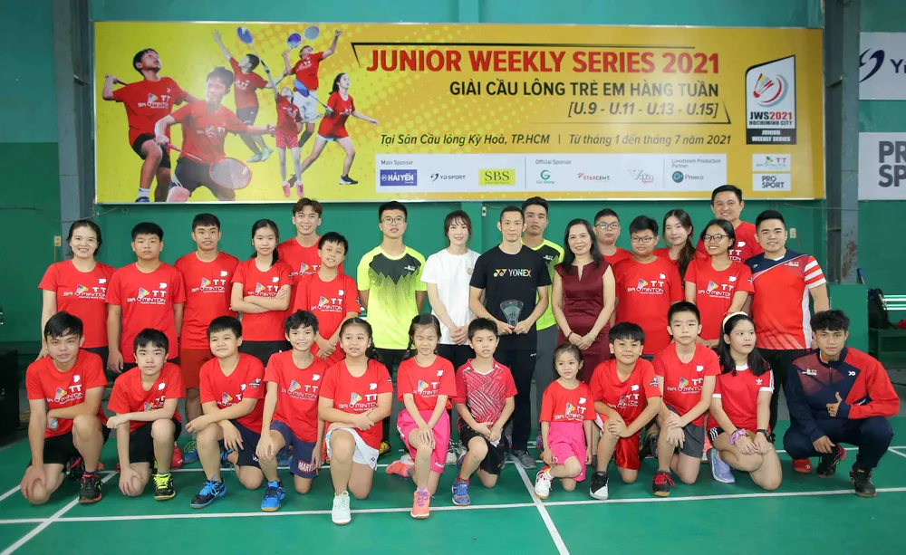 Giải cầu lông Junior Weekly Series 2021: Nguyễn Tiến Minh cùng các tuyển thủ quốc gia giao lưu với tay vợt nhí ảnh 4