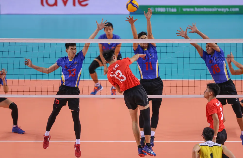 Đội Ninh Bình (đỏ) - TPHCM 1-3. Ảnh: DŨNG PHƯƠNG