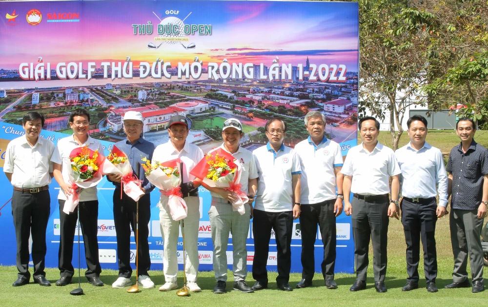 Các Golfer quyên góp được 30 tỷ đồng tại giải Golf Thủ Đức chung tay vì người nghèo. Ảnh: DŨNG PHƯƠNG