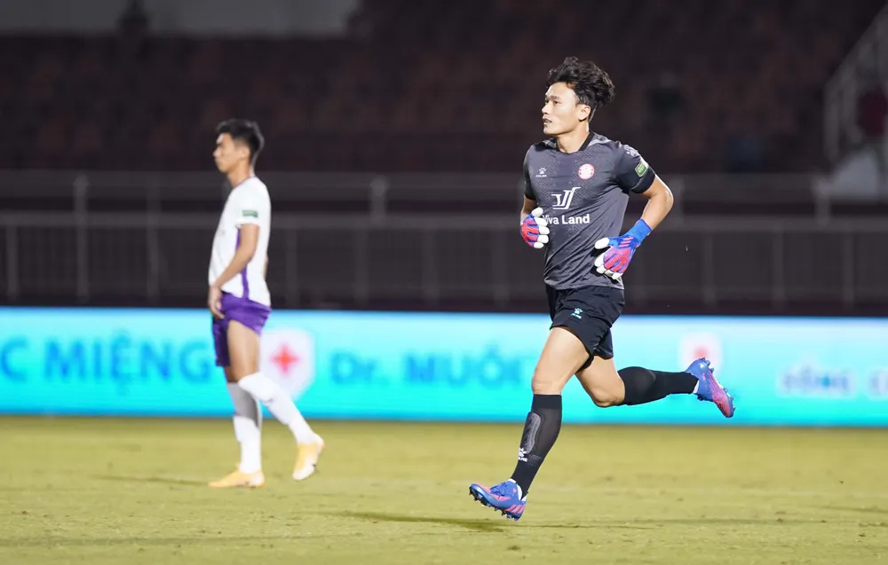  Thủ thành Bùi Tiến Dũng được hít thở bầu không khí V-League 2022 ảnh 5