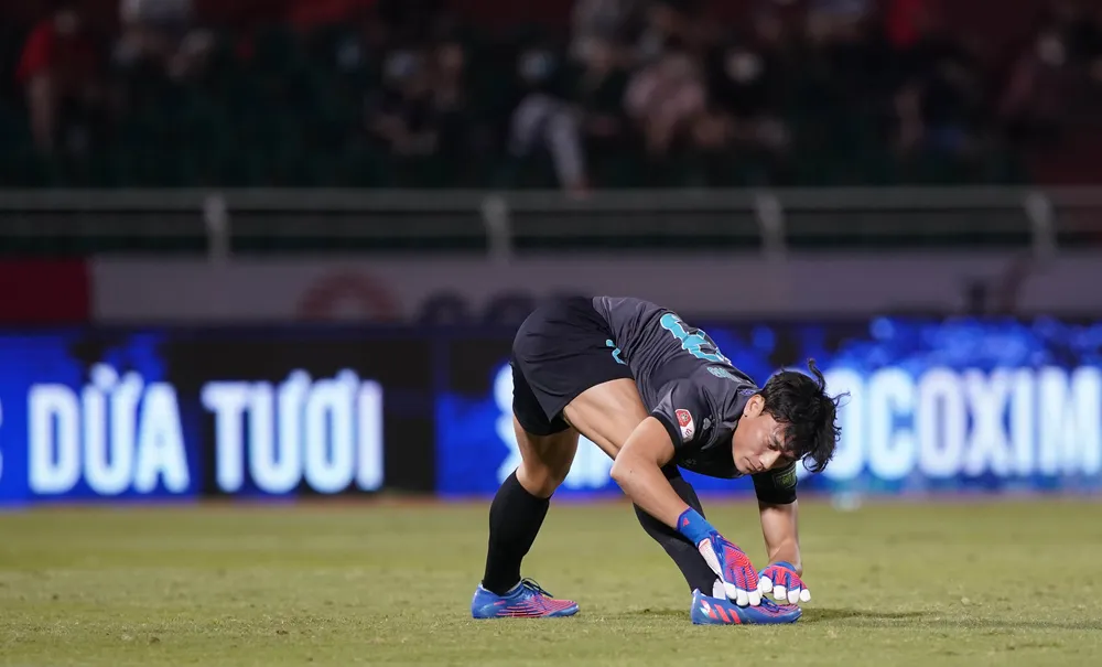  Thủ thành Bùi Tiến Dũng được hít thở bầu không khí V-League 2022 ảnh 6