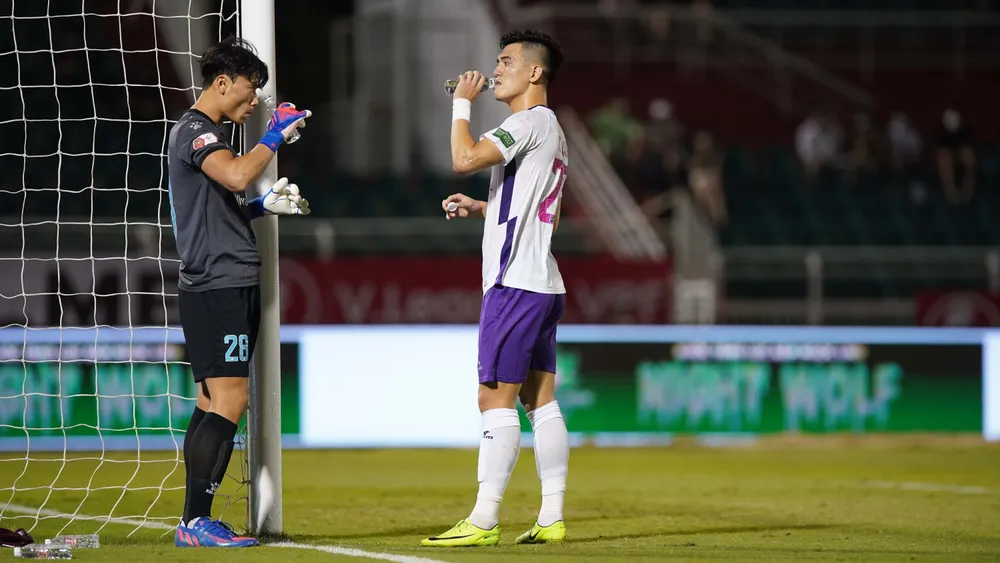  Thủ thành Bùi Tiến Dũng được hít thở bầu không khí V-League 2022 ảnh 9