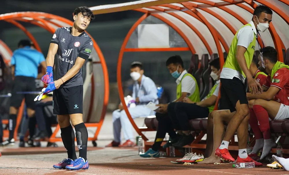  Thủ thành Bùi Tiến Dũng được hít thở bầu không khí V-League 2022 ảnh 1