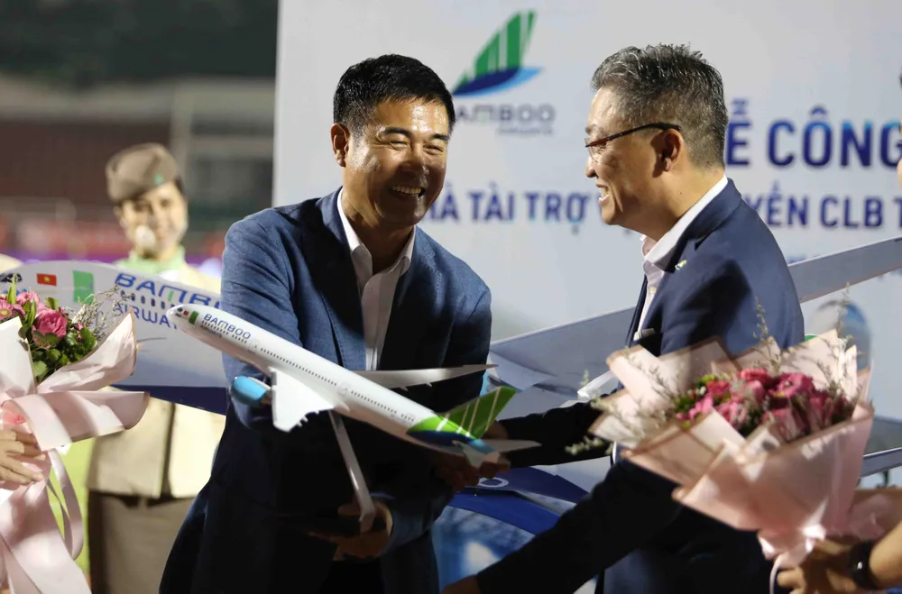 Cái bắt tay của Chủ tịch CLB Bóng đá TP. HCM - ông Nguyễn Hữu Thắng; Phó Tổng Giám đốc Bamboo Airways - ông Trương Phương Thành tại buổi lễ ký kết. Ảnhh: Nhật Anh