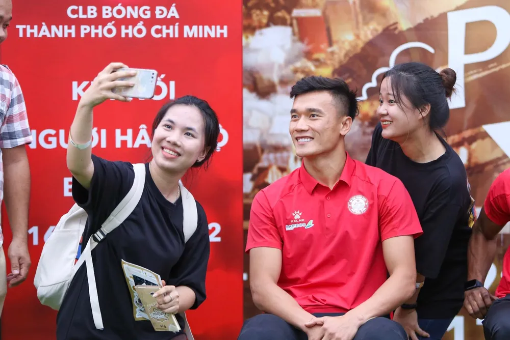 CLB TPHCM giao lưu với người hâm mộ tại phố đi bộ Nguyễn Huệ ảnh 3