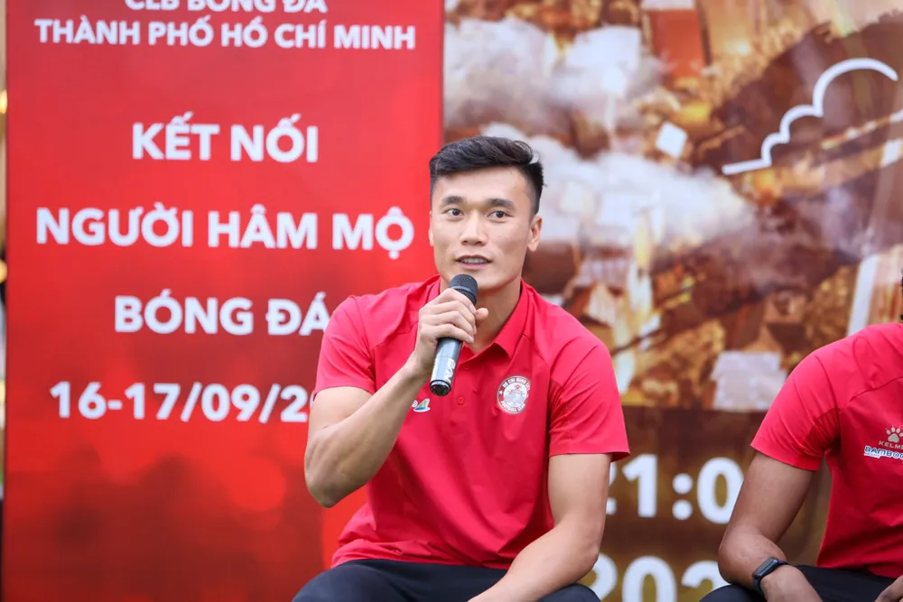 CLB TPHCM giao lưu với người hâm mộ tại phố đi bộ Nguyễn Huệ ảnh 1