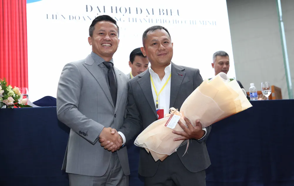 Ông Nguyễn Vĩnh Nghi (phải) đã đắc cử chủ tịch Liên đoàn nhiệm kỳ II 2022-2027. Ảnh: Dũng Phương