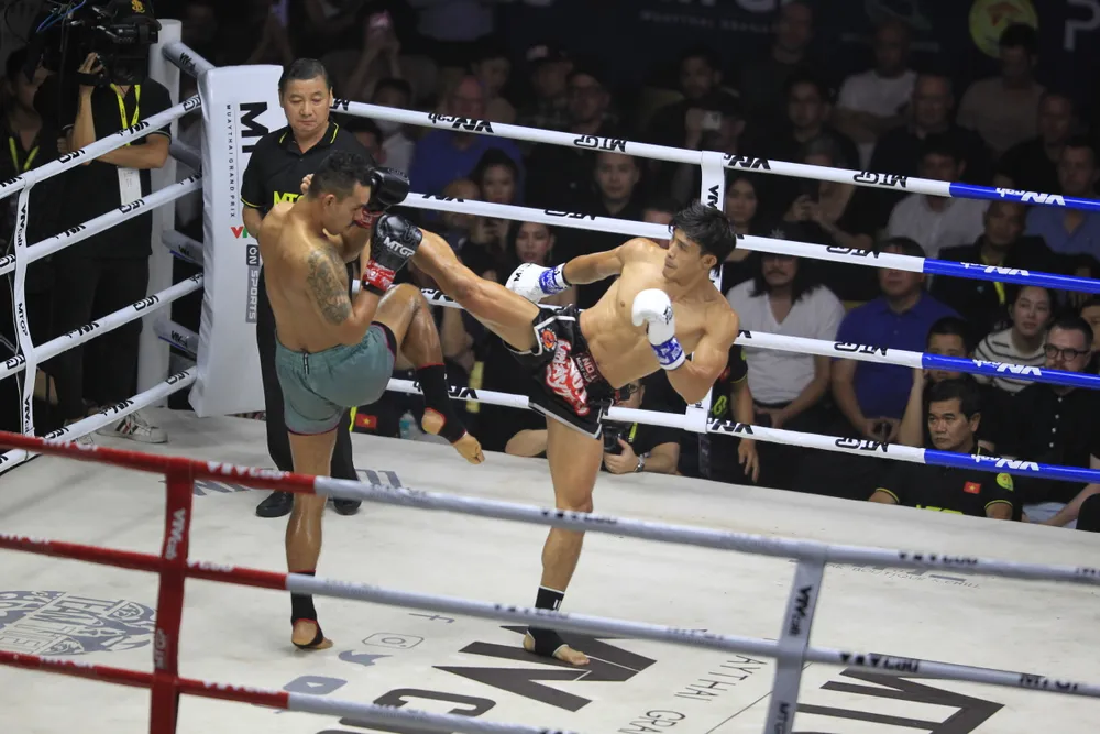 Nguyễn Trần Duy Nhất (phải) với Anon Rachvicha ở hạng cân 60kg.