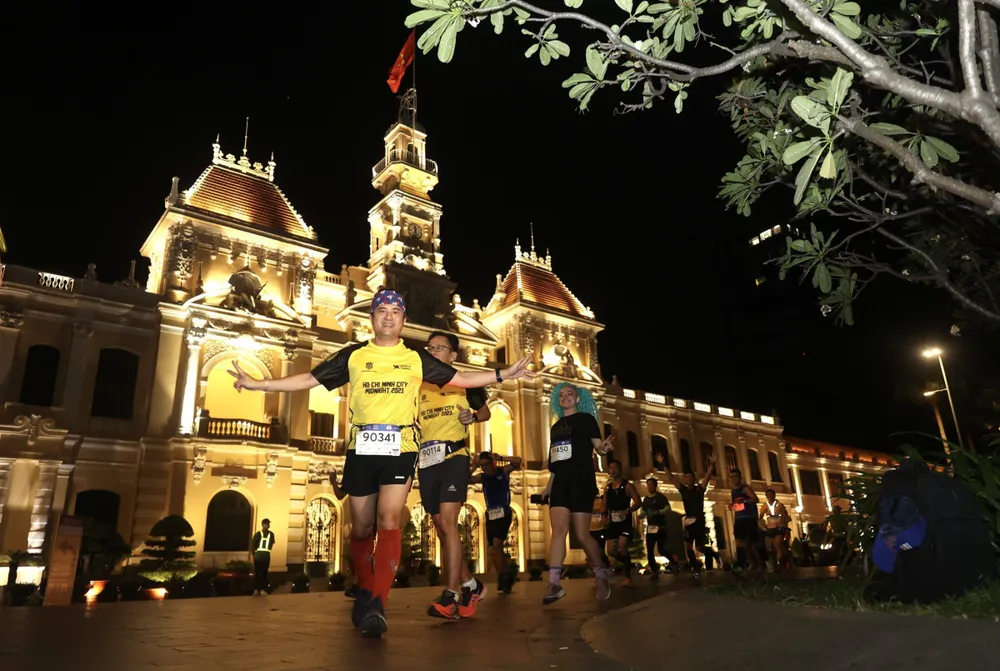 Các VĐV giải Marathon Ho Chi Minh City Midnight ngang qua UBND TPHCM.