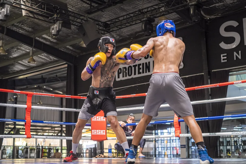 Trương Đình Hoàng (tráii) tập luyện hăng say chờ ngày đấu với võ sĩ Hàn Quốc.