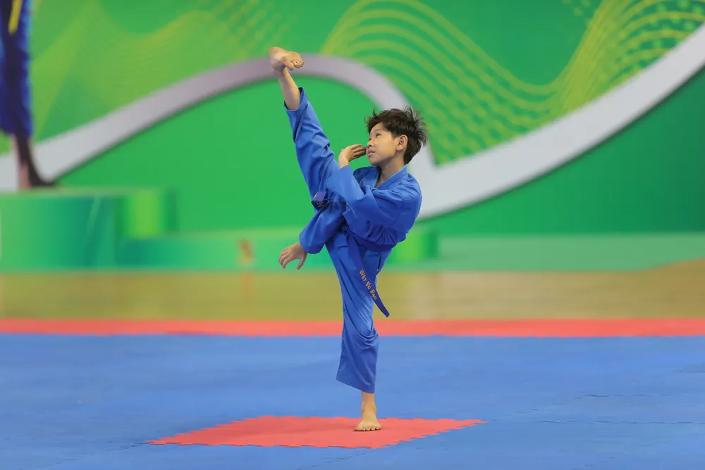 Các em học sinh trong ngày đầu thi quyền.