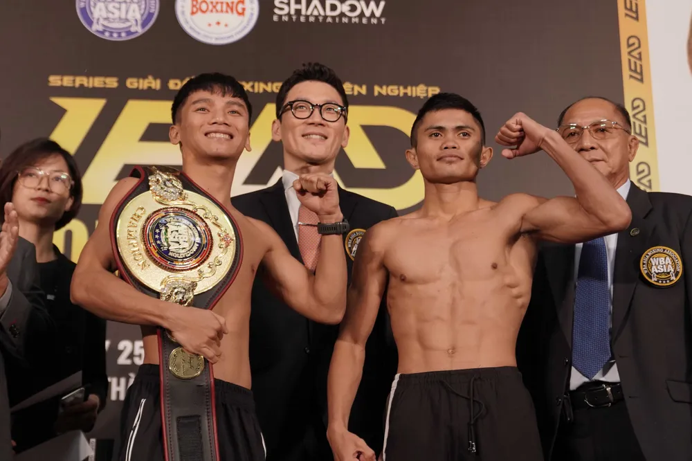 Lê Hữu Toàn (trái) - đương kim vô địch Châu Á hạng minimum-weight được xếp hạng 8 trên bảng xếp hạng thế giới của WBA nhiều khả năng bảo vệ thành công đai vô địch ngay trên sân nhà.