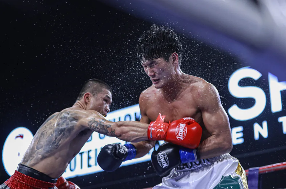 Trương Đình Hoàng (trái) trong ngày thi đấu thăng hoa đã liên tục ra đòn trúng đích trước Baek Dae Hyun.