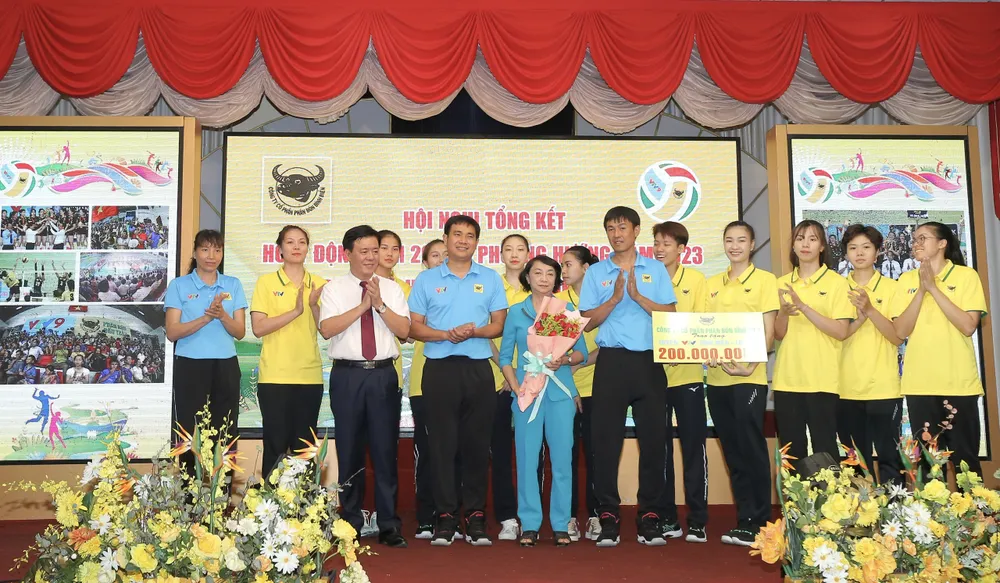 Ông Ngô Văn Đông - tổng giám đốc Công ty Cổ phần phân bón Bình Điền thưởng đội bóng chuyền nữ VTV Bình Điền Long An 200 triệu đồng. Ảnh: Quỳnh Mai