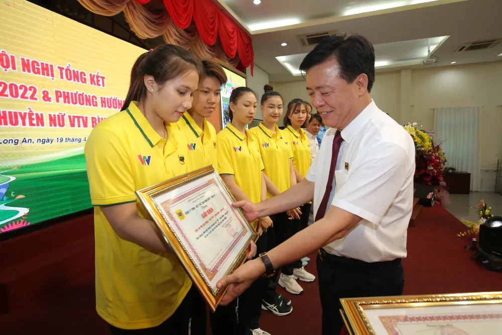 Ông Ngô Văn Đông - tổng giám đốc Công ty Cổ phần phân bón Bình Điền trao tặng bằng khen cho các VĐV đạt thành tích tốt trong mùa bóng vừa qua.