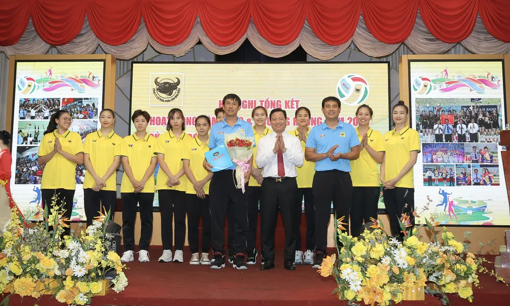 Ông Phạm Tấn Hoà - phó Chủ tịch UBND tỉnh Long An khen thưởng tập thể đội bóng chuyền nữ VTV Bình Điền Long An. Ảnh: Quỳnh Mai