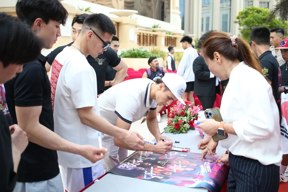 Các võ sĩ ký tên vào poster để kỷ niệm về giải đấu.