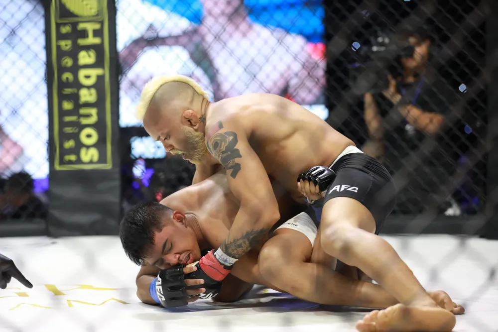 Võ sĩ Robson Oliveira thắng knock-out đẳng cấp tại sự kiện MMA AFC 25. Ảnh: Quỳnh Mai