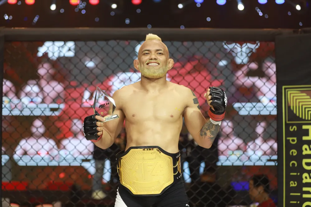 Robson Oliveira với chiếc cúp và đai vô địch