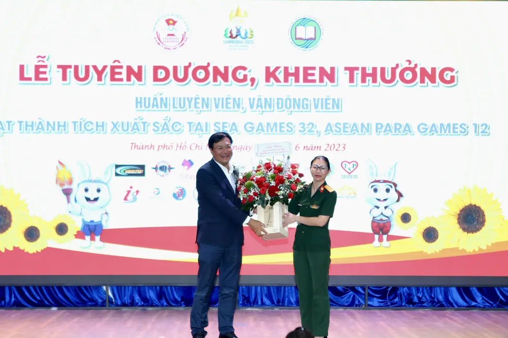 Các đoàn tặng hoa chúc mừng trưởng đoàn SEA Games Việt Nam ông Đặng Hà Việt