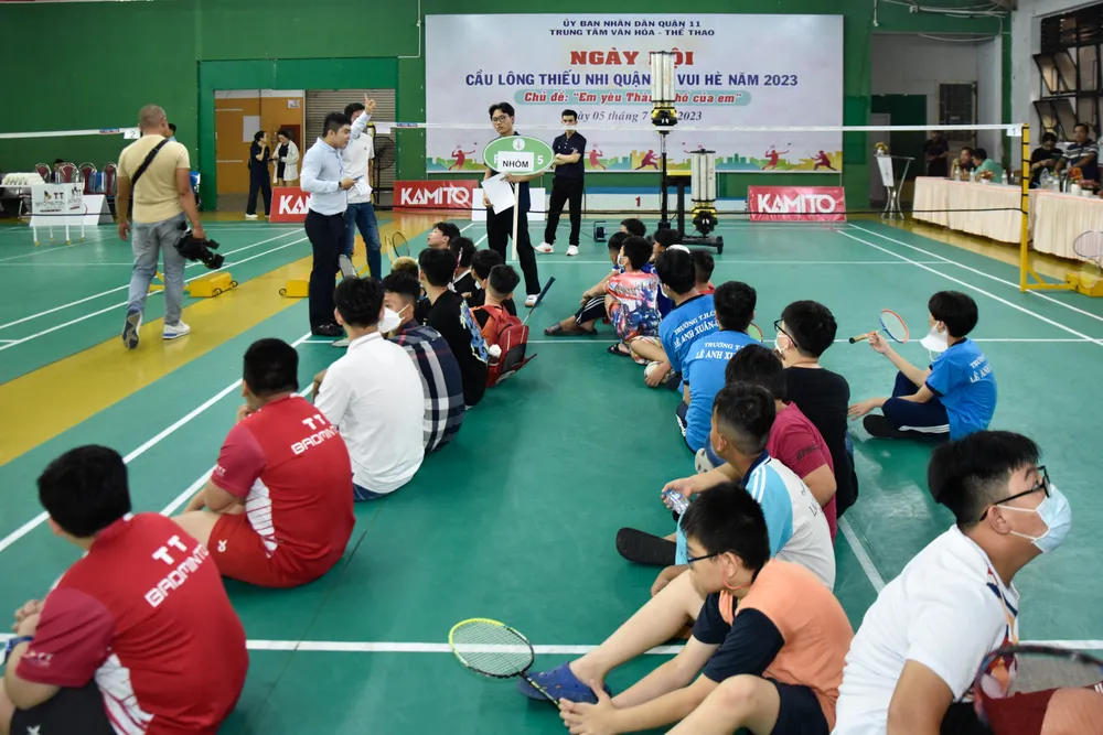 Các học sinh chờ đợi chuỗi sự kiện như: các minigame vận động, thi đấu giao lưu để nhận được các phần quà ý nghĩa trong ngày hội.