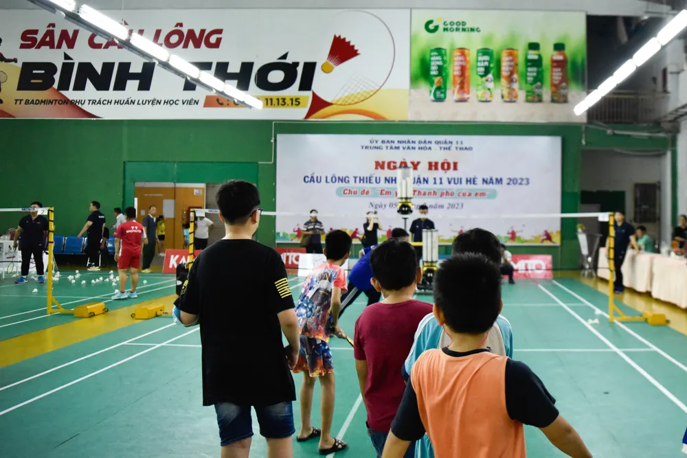 Hơn 300 học sinh quận 11 chờ đợi đến lượt mình thi đấu các mini games của BTC đưa ra