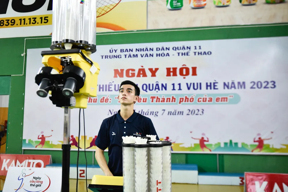 Máy bắn cầu dành cho các em học sinh tham dự ngày hội hè Quận 11