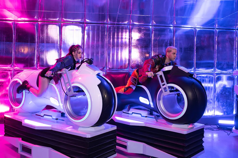 Nhiều game thể thao mạo hiểm đầy hấp dẫn với nhiều trò chơi thú vị như: độc bản Tron Legacy (phiên bản Universal), Cánh tay Robot, Train Adventure, đua xe F1, bay trực thăng VR, Pingpong, đấu súng ảo