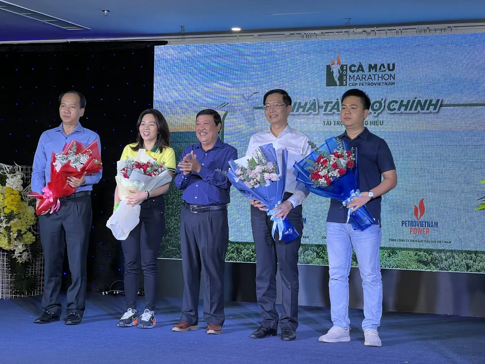 BTC giải chụp ảnh lưu niệm tại buổi họp báo