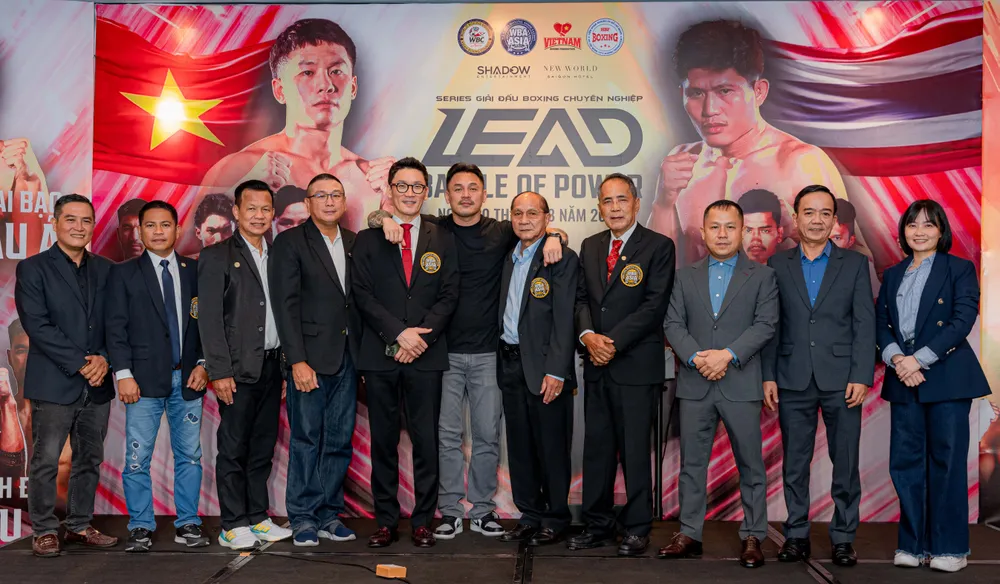 BTC chụp ảnh lưu niệm trong buổi họp báo ra mắt giải đấu