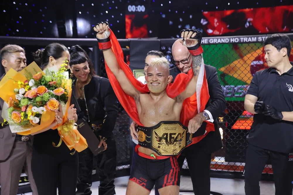 Robson Oliveira giành chiến thắng điểm không đồng thuận từ tổ trọng tài, qua đó thành công giành chiếc đai vô địch tạm thời hạng cân Fly Weight (56kg)
