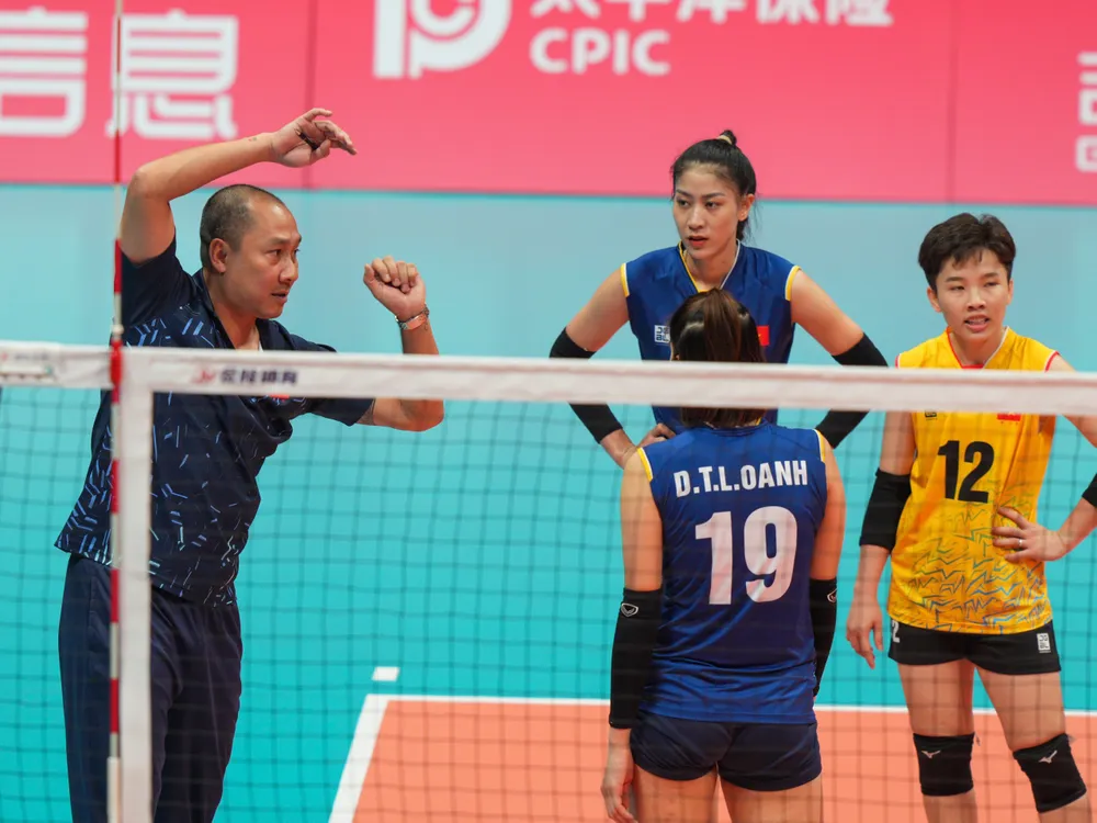 HLV Nguyễn Tuấn Kiệt chỉ đạo đội nhà từng điểm một trong 3 set cuối