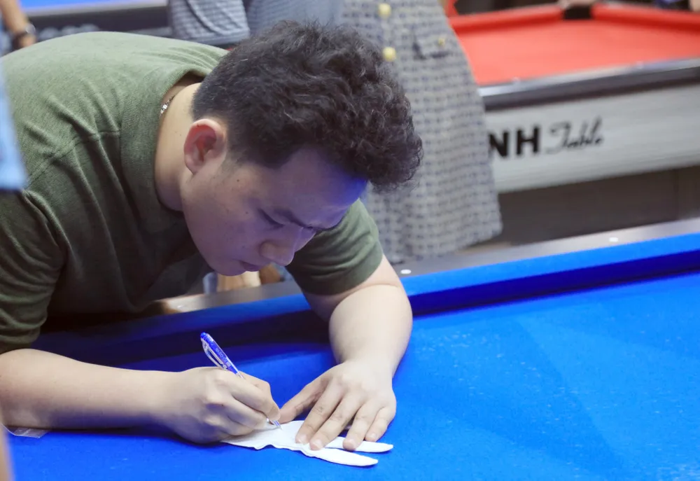 Bao Phương Vinh ký tặng bao tay cho người hâm mộ