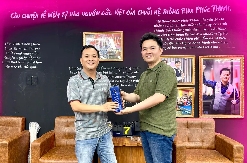 ông Lương Khắc Tâm, Tổng Giám đốc Hệ thống Billiards Phúc Thịnh cũng chính thức trao số tiền thưởng nóng 50 triệu đồng cho Bao Phương Vinh