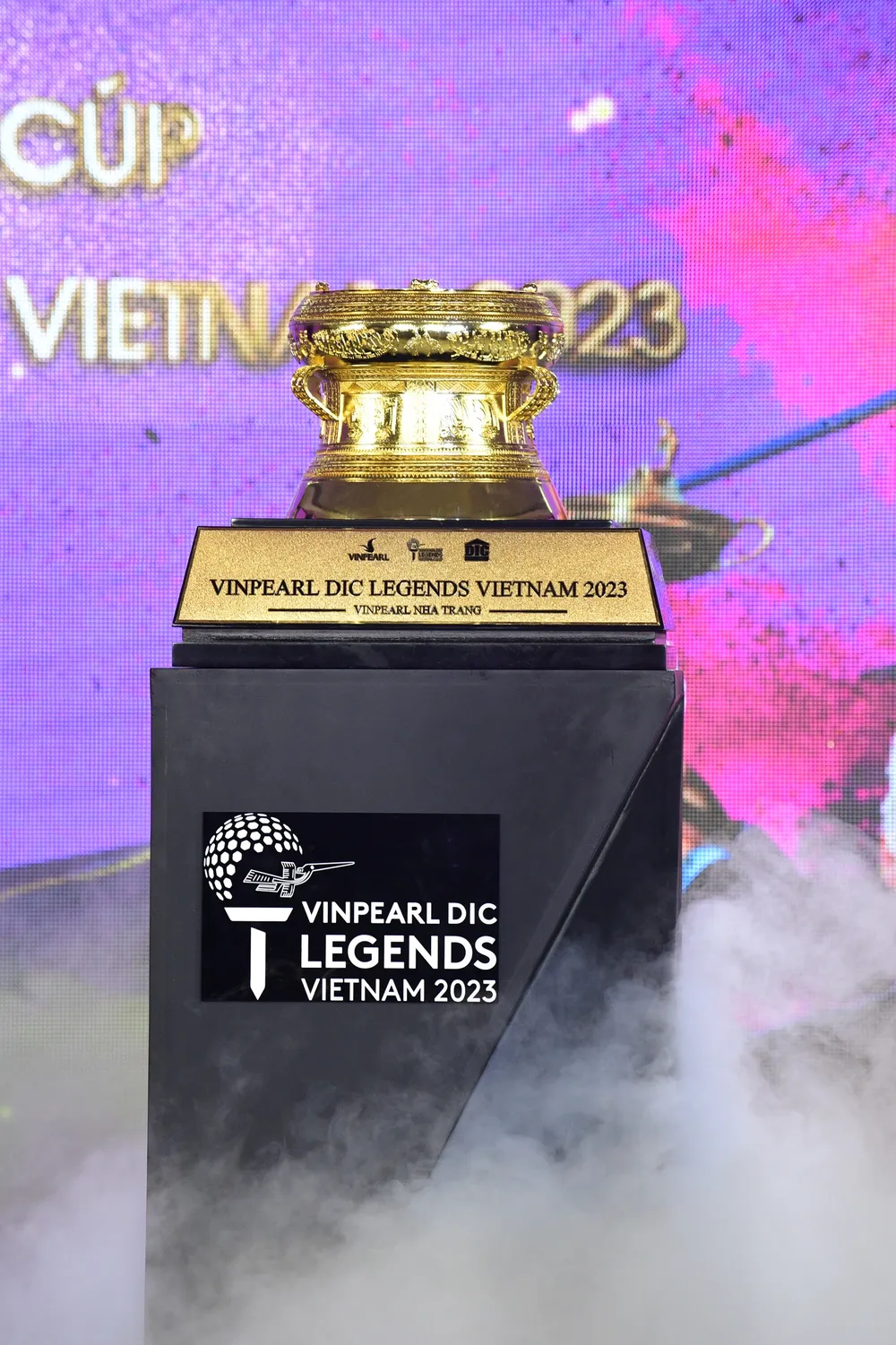 Chiếc Cúp cho nhà vô địch đồng thời cũng thể hiện thông điệp, tầm vóc của giải đấu Vinpearl DIC Legends Vietnam 2023
