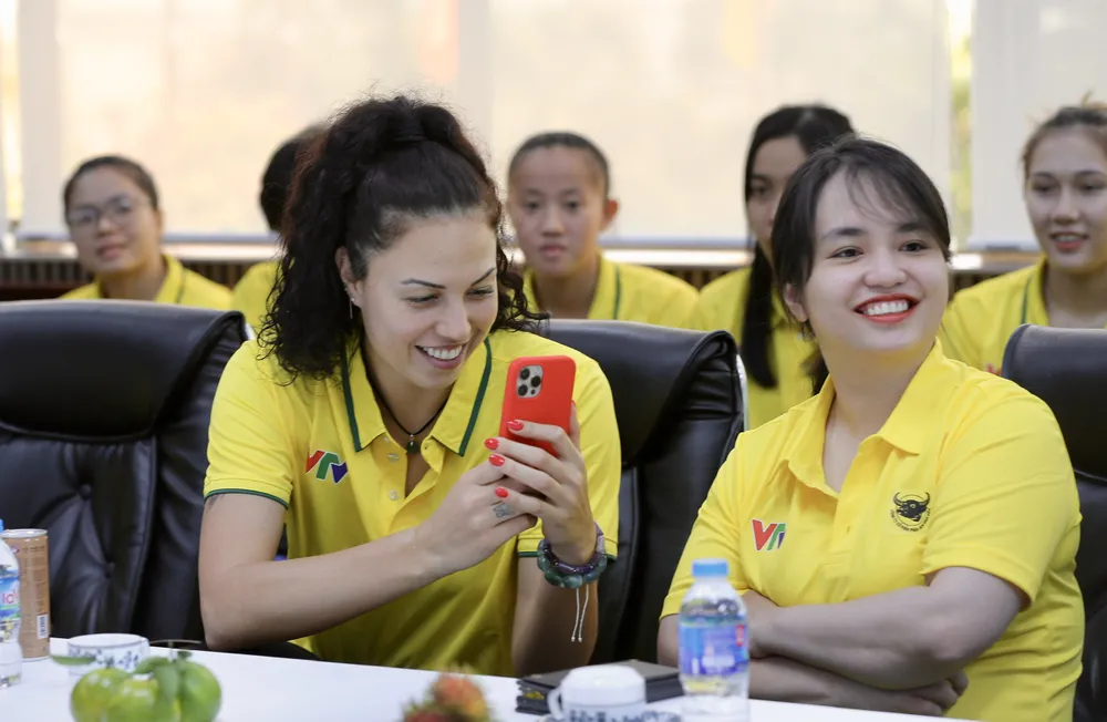 Odina Aliyeva quay clip buổi lễ xuất quân đăng lên face cá nhân. Odina Aliyeva quay clip buổi lễ xuất quân đăng lên face cá nhân.