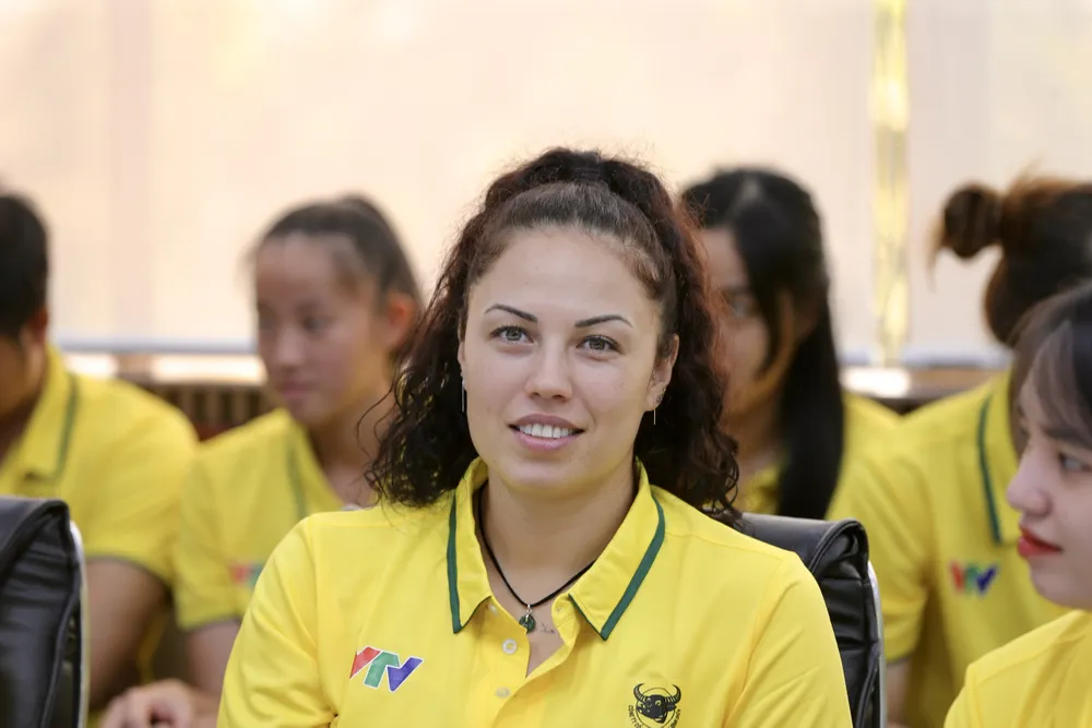 Odina Aliyeva trong buổi lễ xuất quân của đội bóng chuyền VTV Bình Điền Long An. Odina Aliyeva trong buổi lễ xuất quân của đội bóng chuyền VTV Bình Điền Long An.