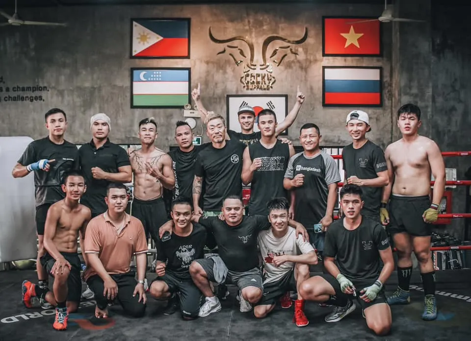 Trần Văn Thảo và đồng đội tập luyện cùng HLV Kim Sang Bum tại Cocky Buffalo