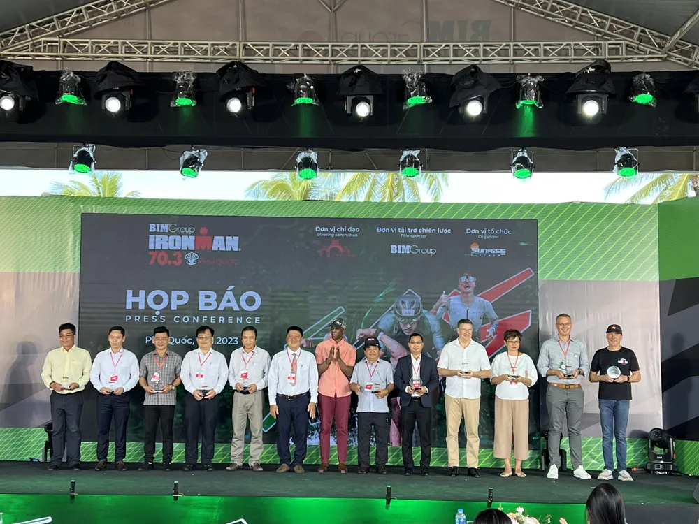 BTC tặng quà lưu niệm cho các đối tác tại giải chạy IRONMAN 70.3 thứ hai tại Việt Nam