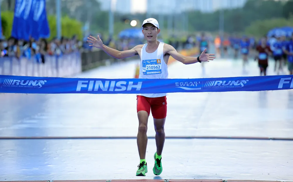 Hoàng Nguyên Thanh (huy chương vàng SEA Games 31, huy chương đồng SEA Games 32) cũng không kém cạnh khi làm chủ đường chạy cự ly 21km khi về nhất với thời gian 1 giờ 12 phút 40 giây. Hoàng Nguyên Thanh (huy chương vàng SEA Games 31, huy chương đồng SEA Games 32) cũng không kém cạnh khi làm chủ đường chạy cự ly 21km khi về nhất với thời gian 1 giờ 12 phút 40 giây.