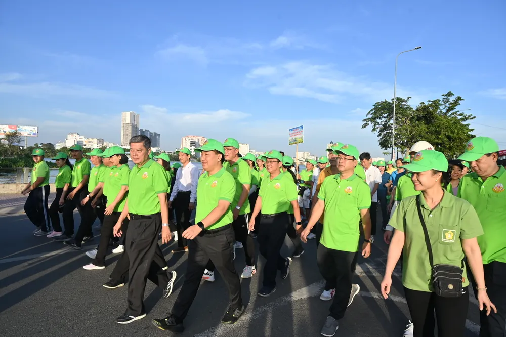 Hơn 6.000 vận động viên là cán bộ, công chức, viên chức, doanh nhân, sinh viên, người dân của thành phố Thủ Đức đã cùng tham dự chương trình đi bộ đồng hành trên quãng đường dài 3,2 km. Ảnh: DŨNG PHƯƠNG Hơn 6.000 vận động viên là cán bộ, công chức, viên chức, doanh nhân, sinh viên, người dân của thành phố Thủ Đức đã cùng tham dự chương trình đi bộ đồng hành trên quãng đường dài 3,2 km. Ảnh: DŨNG PHƯƠNG