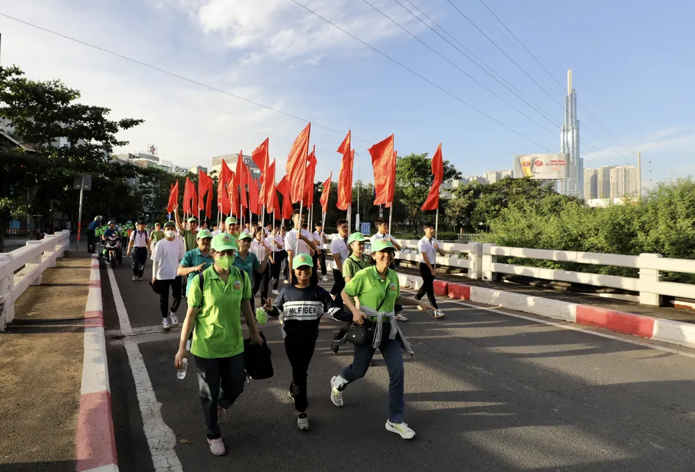 Đoàn đi bộ đi ngang đườg song hành của Thành phố Thủ Đức. Đoàn đi bộ đi ngang đườg song hành của Thành phố Thủ Đức.