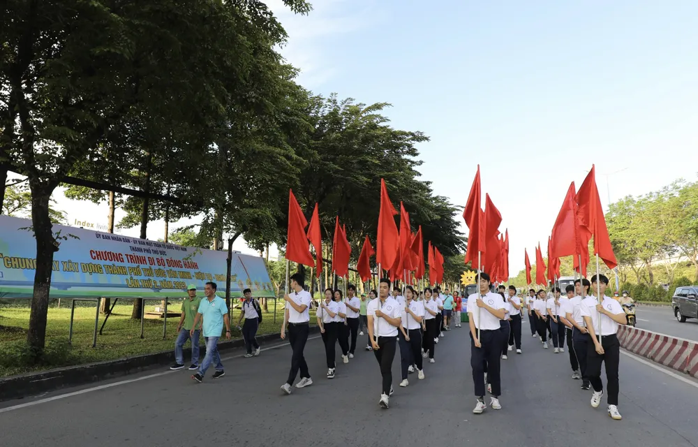 Các VĐV đi bộ trên đại lộ Võ Nguyên Giáp Các VĐV đi bộ trên đại lộ Võ Nguyên Giáp