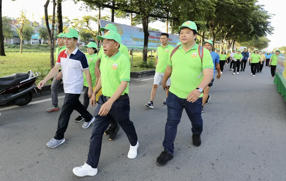 Ông Nguyễn Hữu Hiệp Bí thư Thành uỷ Thành Phố Thủ Đức tham gia chương đi bộ Ông Nguyễn Hữu Hiệp Bí thư Thành uỷ Thành Phố Thủ Đức tham gia chương đi bộ